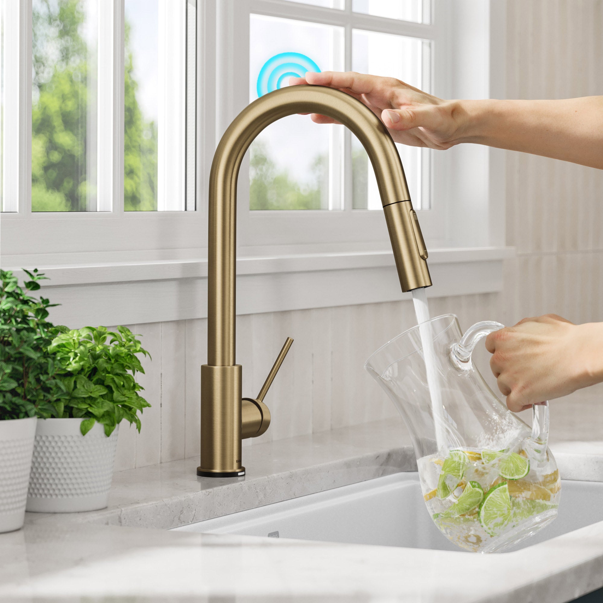 Contemporary Single-Handle Touch Kitchen Sink Faucet with Pull down Sprayer